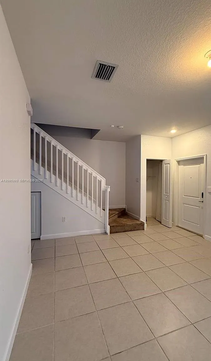 3 bed, 2.5 bath, 1393 sqft, $2,650 — Photo 2