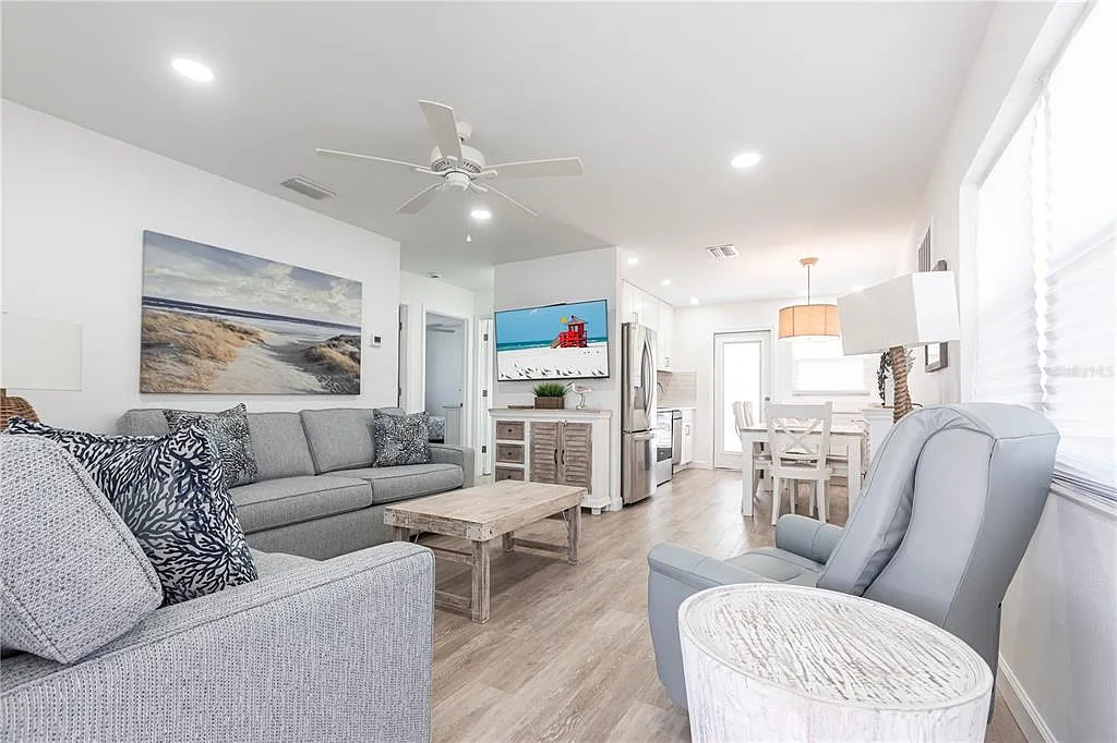 2 bed, 1.0 bath, 728 sqft, $7,367 — Photo 2