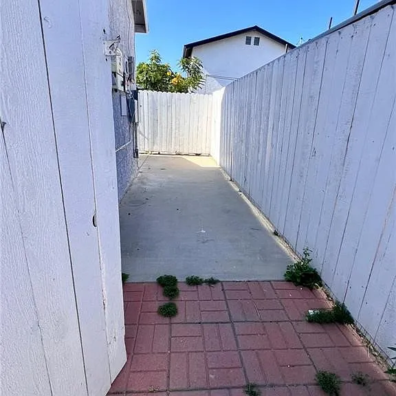 6445 1/2 Tujunga Ave — Photo 9