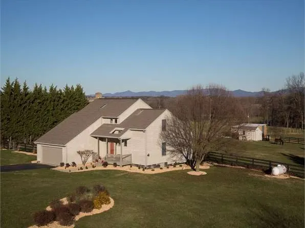 205 Vance Ln, Stuarts Draft, VA 24477