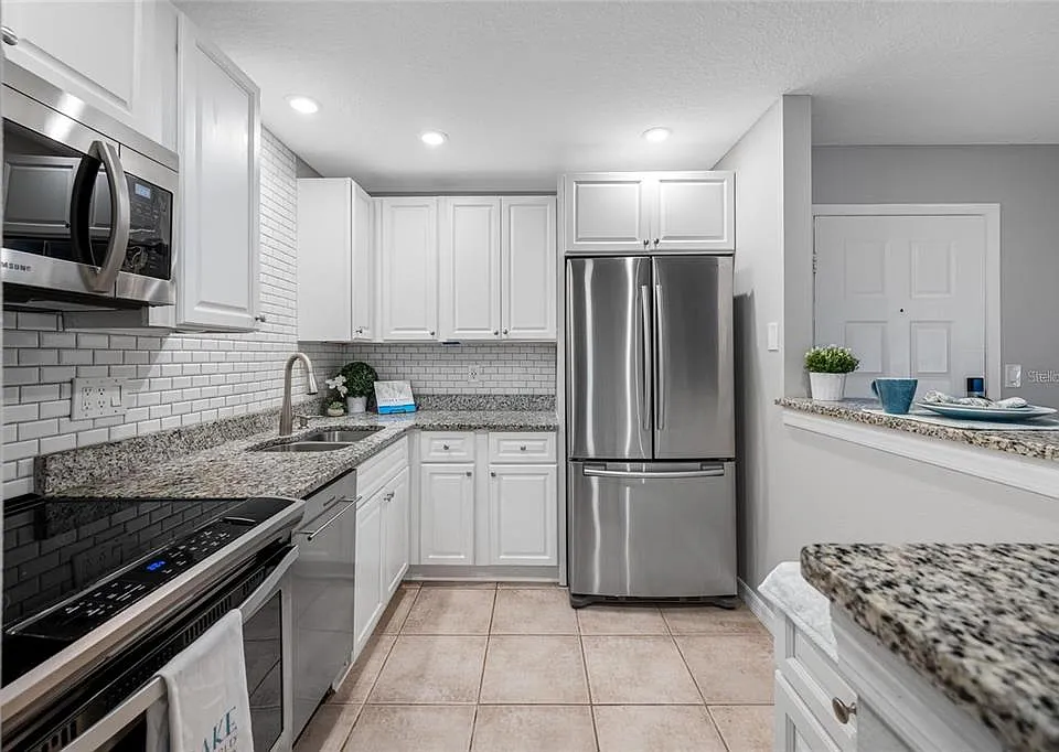 3295 Fox Chase Cir N #105