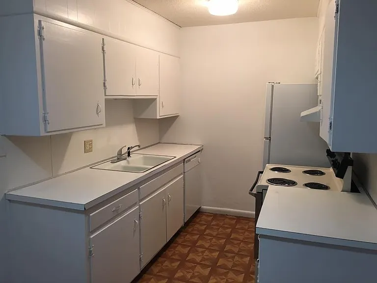 1221 West St. — Photo 7