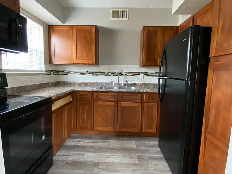 170 Westmount Dr — Photo 2