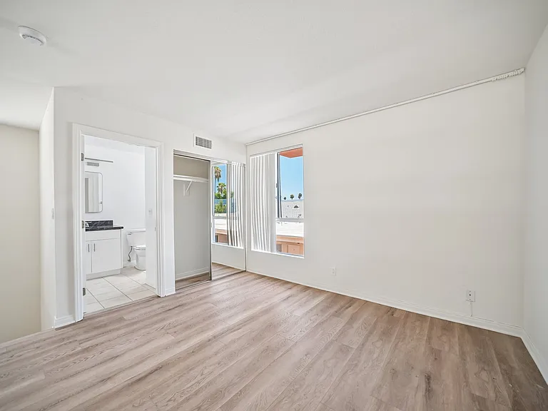 1939 N Tamarind Ave #1 — Photo 15