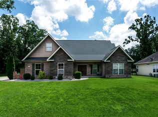 504 Cherokee Dr, Gentry, AR 72734