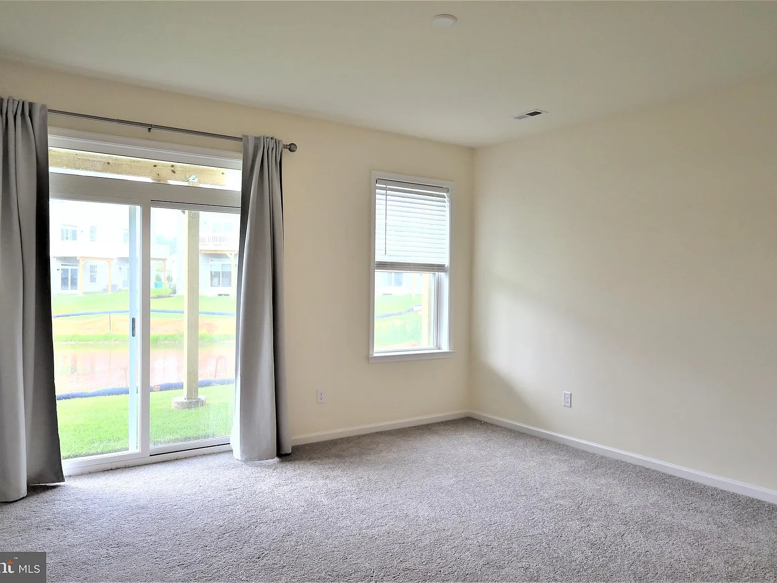 3 bed, 2.5 bath, 2220 sqft, $3,300 — Photo 2