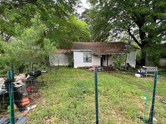 2nd image of 320 Country Club Rd