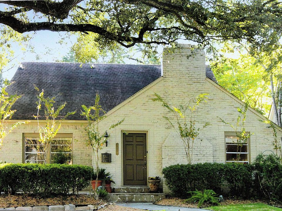 This beautifully remodeled home features the original high ceilings, hardwood floors as well as a floor to ceiling stone fireplace. Beautiful majestic live oak trees surround the front patio clad in tile imported from Monterrey, Mexico.