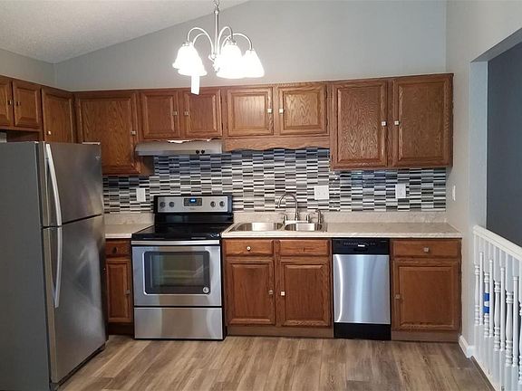 3rd image of 11 Peachtree Ln