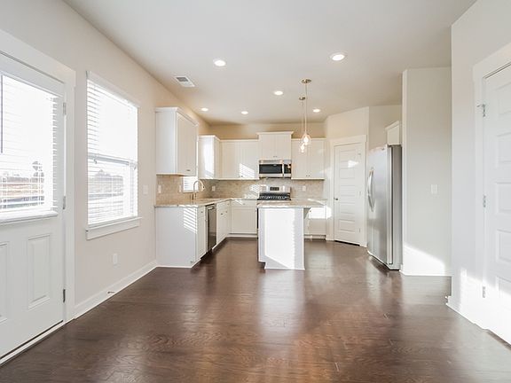 4th image of 818 Yakima Way