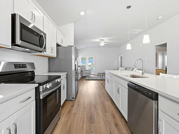 3rd image of 427 McGarry Dr.