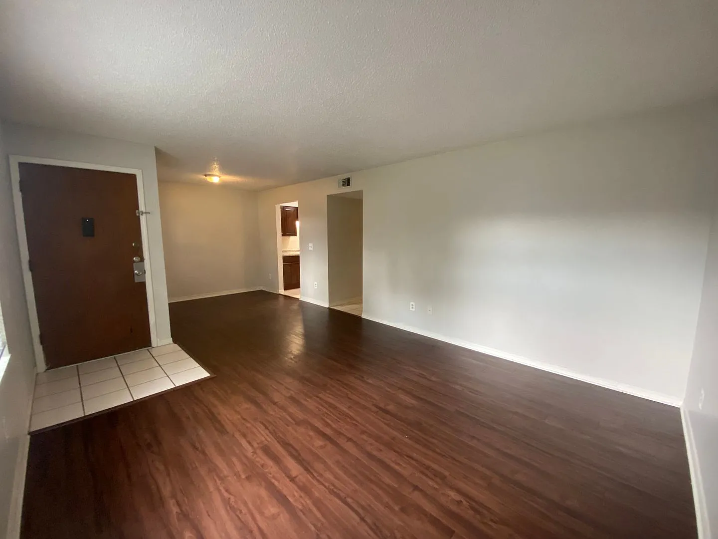 Desirable 2 beds/1.5 bath unit in Orange Park — Photo 3