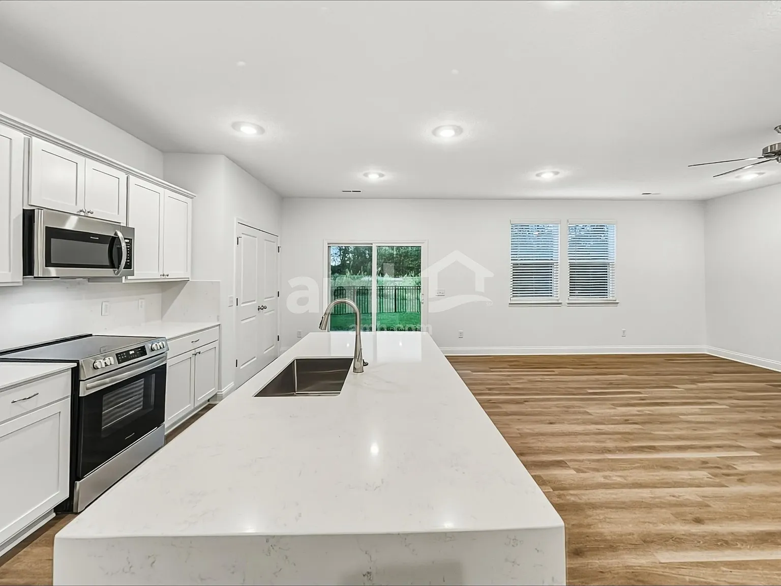 4 bed, 2.5 bath, 1977 sqft, $2,850 — Photo 4