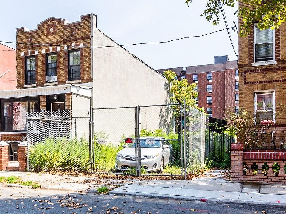 2nd image of 575 Osborn St