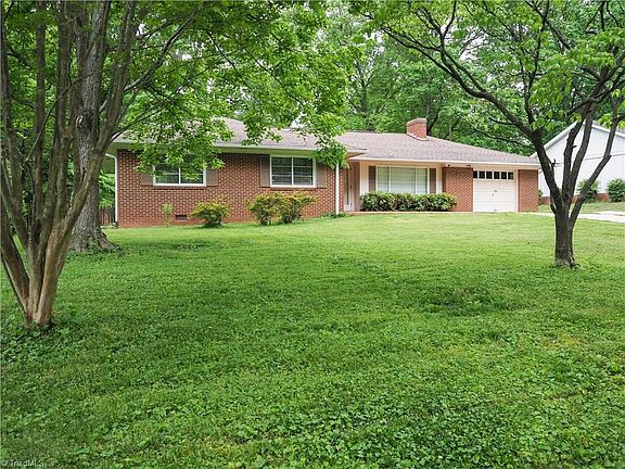 2nd image of 807 Oakwood Dr