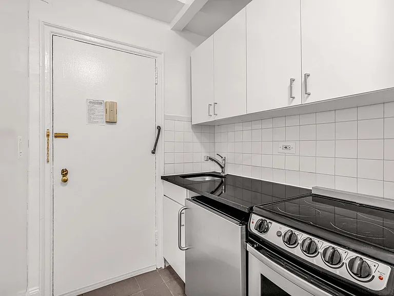 310 E 44th St #514 — Photo 6