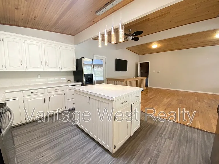 1319 Kelglen Cres #A — Photo 7