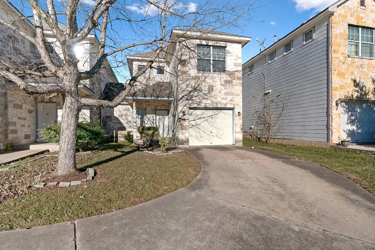 Building Photo - 7502 Lazy Creek Dr #B