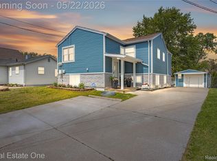 9136 Buckingham St, White Lake, MI 48386