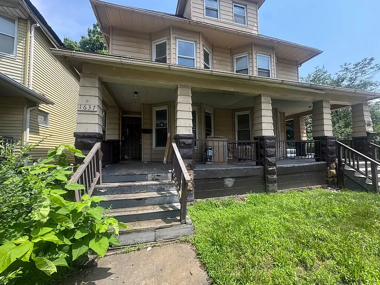 1637 - 1639 Holyrood Ave — Photo 34