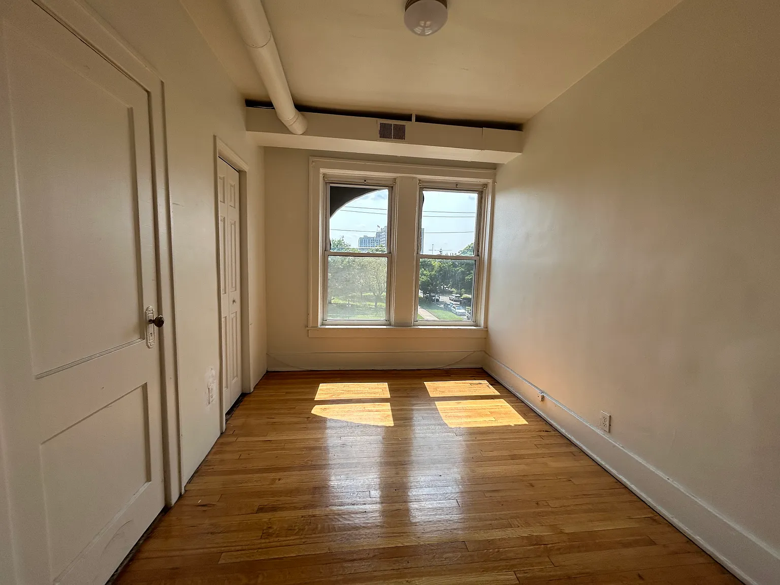 2 bed, 1000 sqft, $1,550 — Photo 3