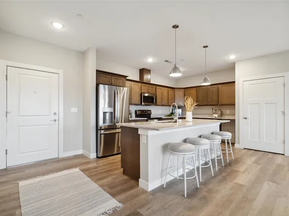 1920 Country Club Dr #204, Coralville, IA 52241