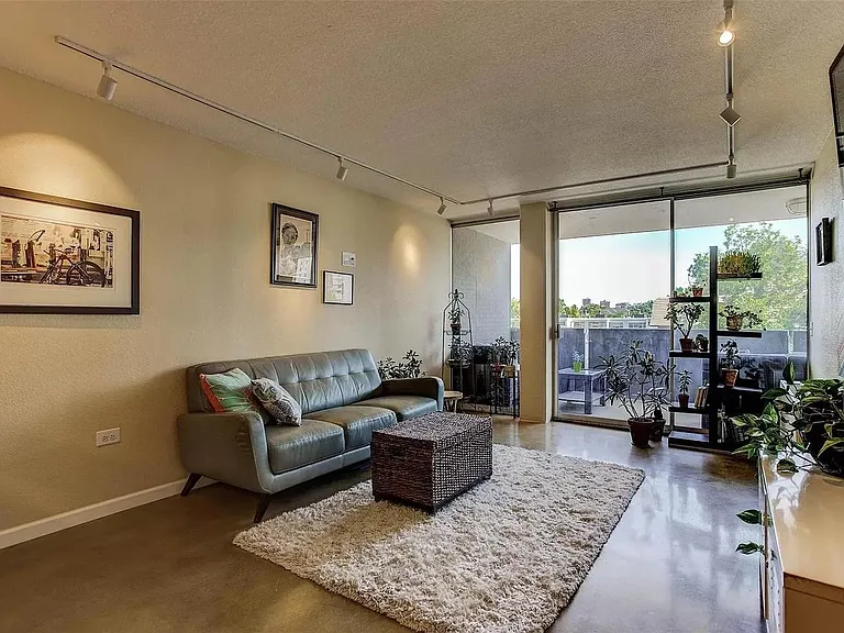 909 N Logan St #4I — Photo 2