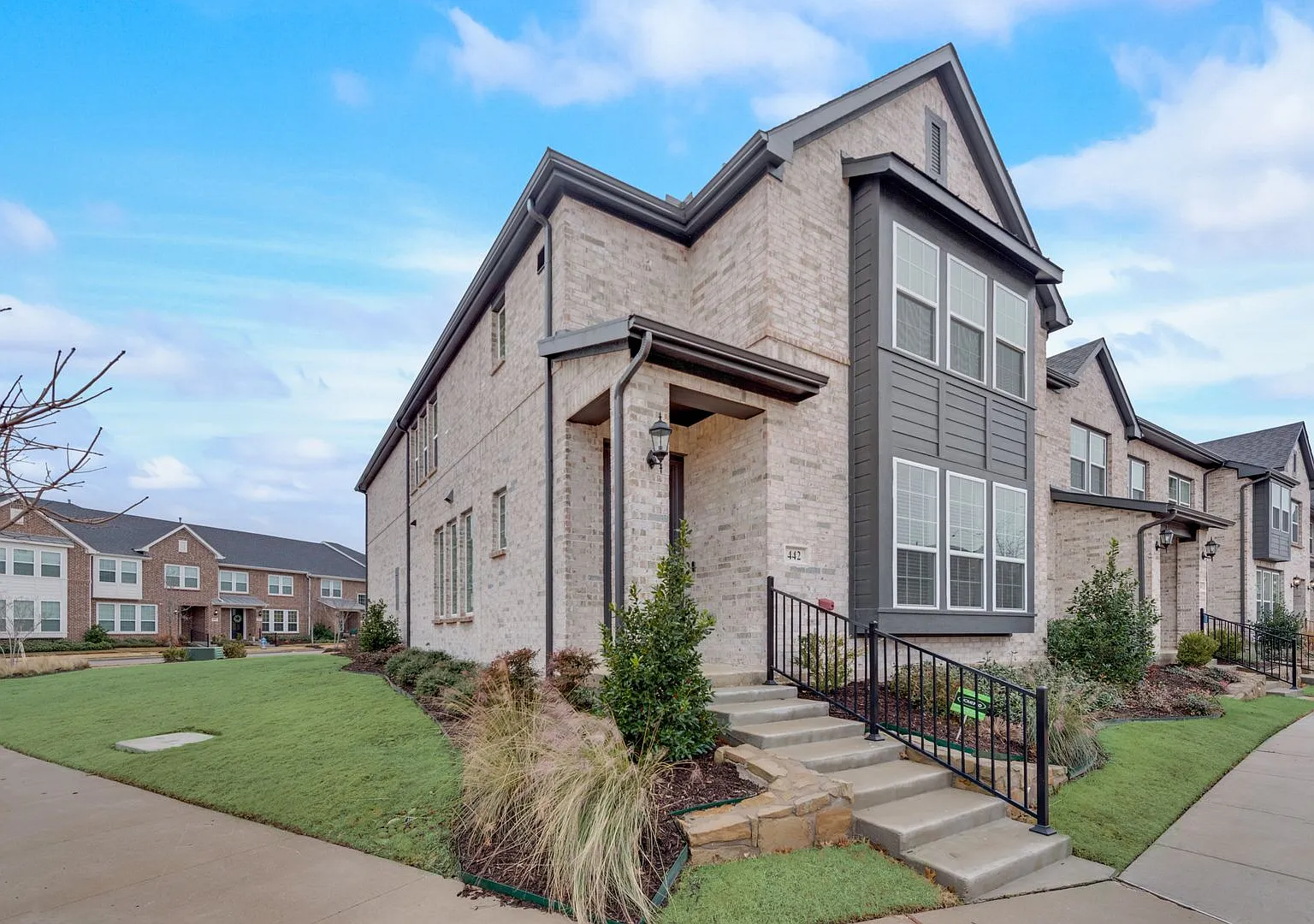 A must see townhome in Apples Crossing! McKinney ISD — Photo 2