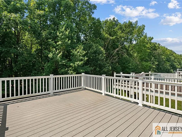 89 Isabelle Ct — Photo 17