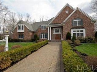 40 Heathcote Dr, Mount Kisco, NY 10549