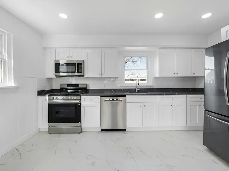 380 Grand Ave — Photo 6