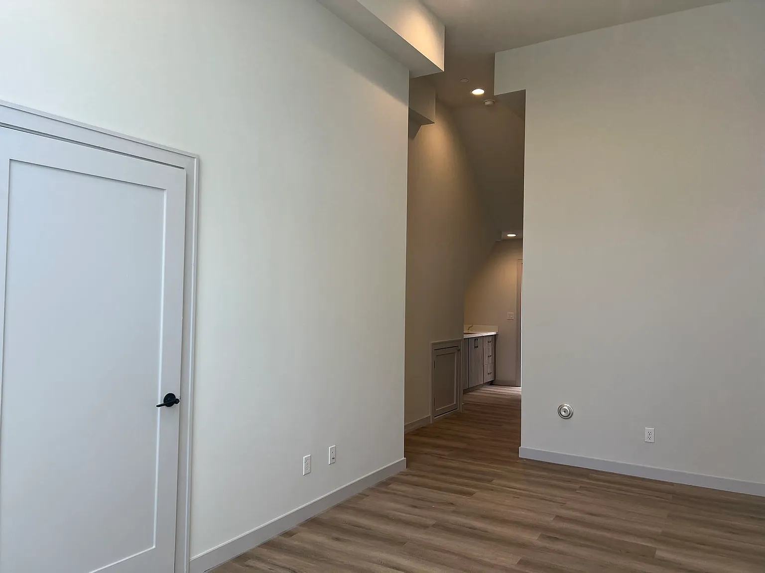 Studio, 417 sqft, $1,100 — Photo 1