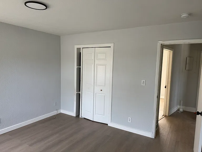 2621 NE 8th Ave — Photo 4