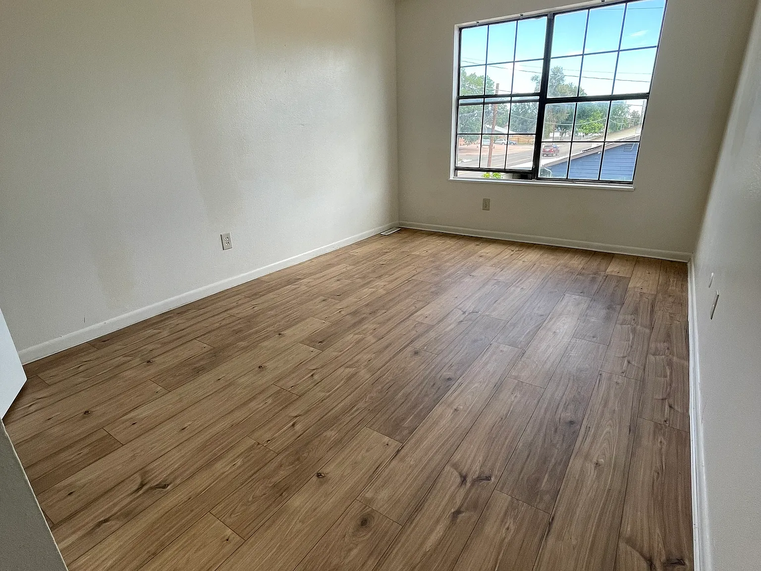 3 bed, 1.5 bath, 1460 sqft, $2,300 — Photo 3