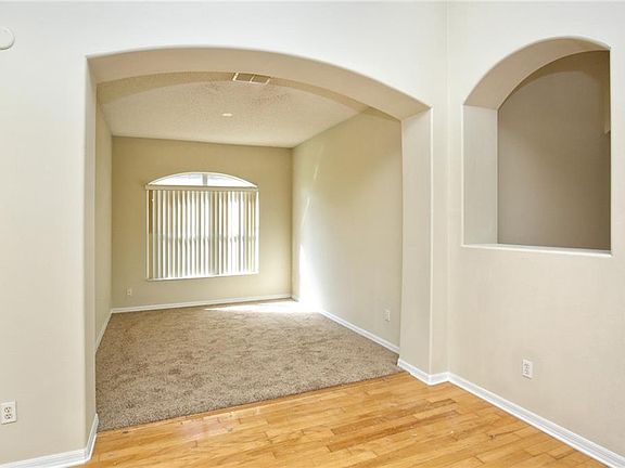 4th image of 2521 The Oaks Blvd