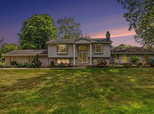 7436 Oak Bay Dr, White Lake, MI 48383