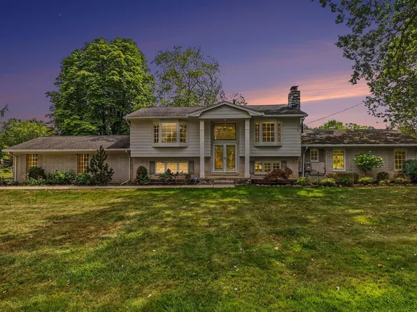 7436 Oak Bay Dr, White Lake, MI 48383