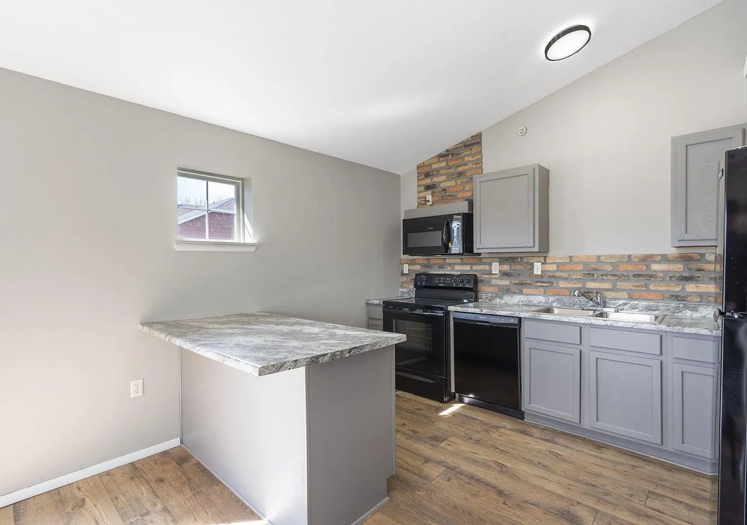 Parkway Townhomes — Photo 4