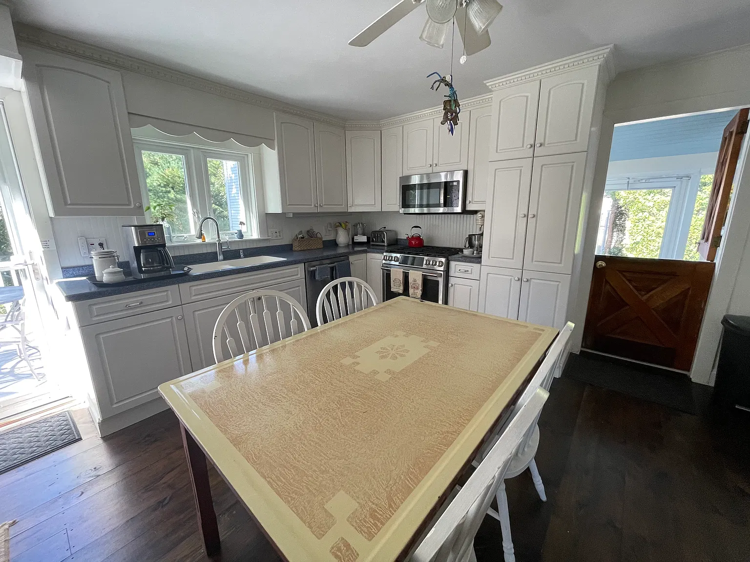3 bed, 2383 sqft, $3,400 — Photo 3