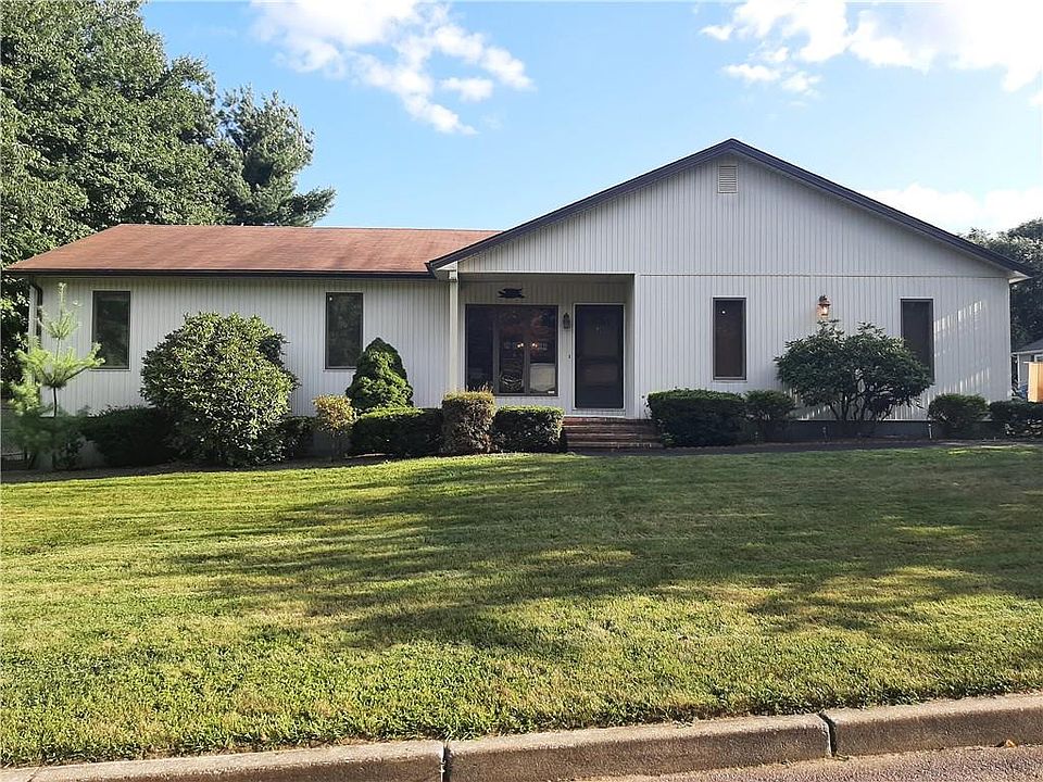 1st image of 135 Pinewood Dr