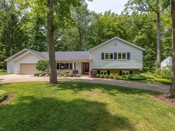 6821 Thornapple Rd, Gates Mills, OH 44040