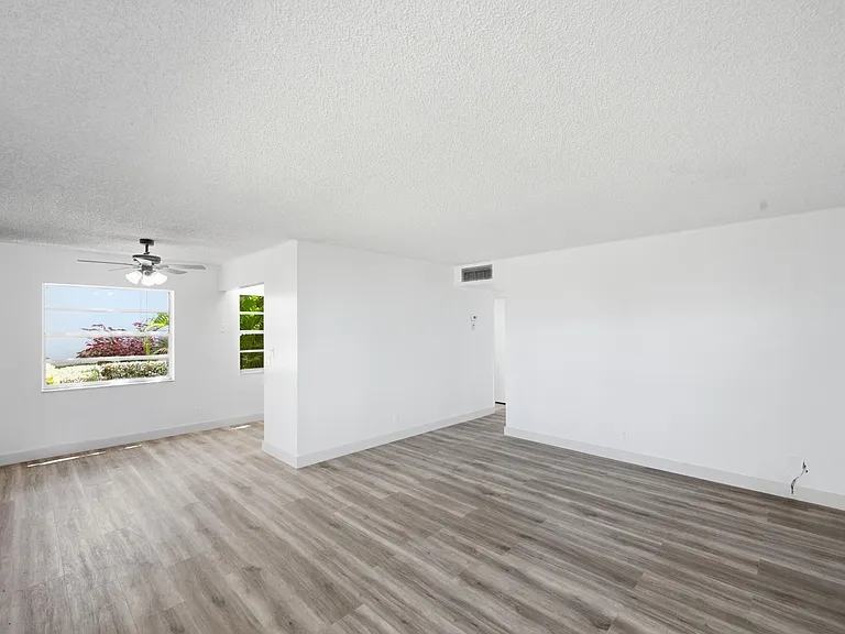 452 Normandy #J — Photo 19