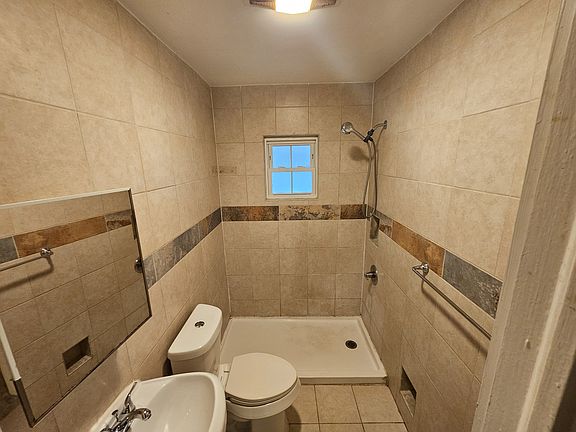 3rd image of 401 Orange St APT 4