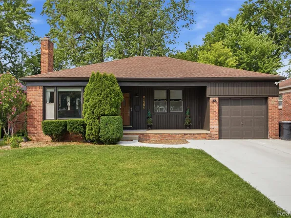 21251 Huntington Ave, Harper Woods, MI 48225