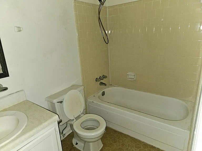 300 Martin Dr — Photo 3