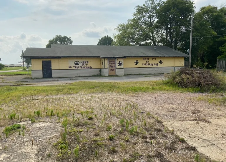 402 W Railroad St — Photo 1