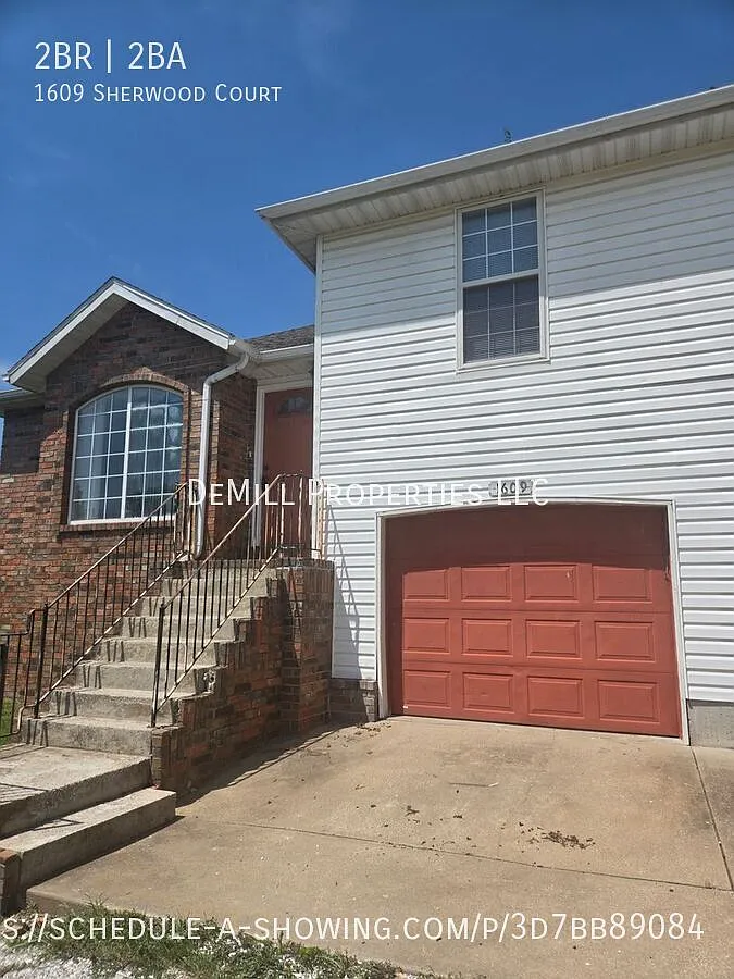 Spacious 2BR/2BA Duplex with 1-Car Garage in Ozark — Photo 2