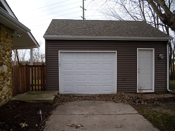 Garage w/Worktables & Attic