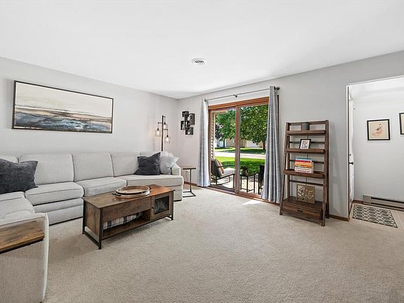 3rd image of 1020 Prairie DRIVE #9L