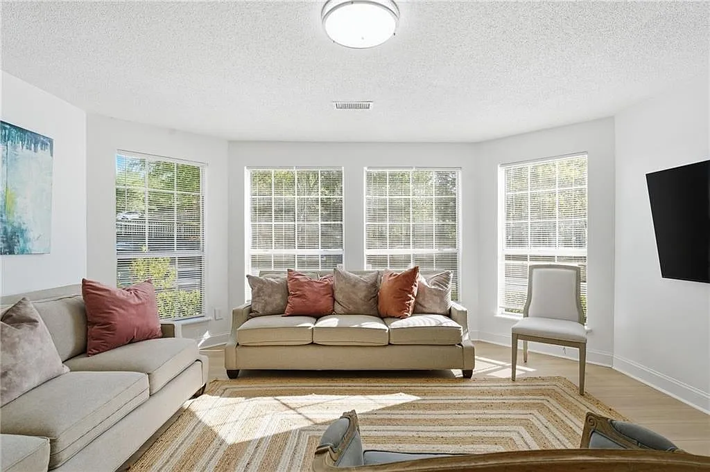 2 bed, 2.0 bath, 880 sqft, $2,100 — Photo 3